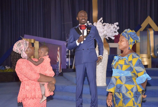 Video/Photos: Stepahnie Otobo's mother goes on her knees to beg Apostle Suleman for forgiveness