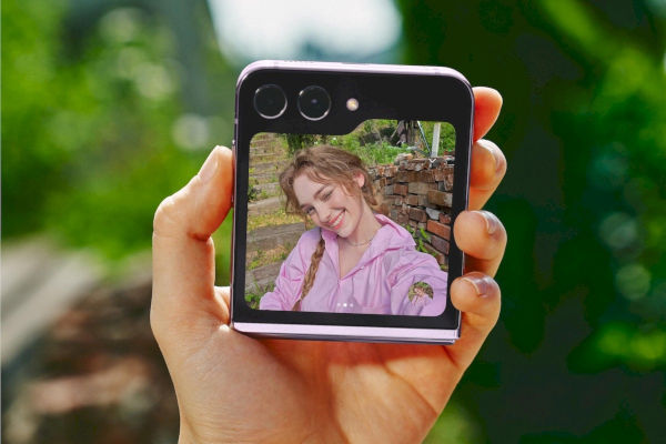 Samsung Galaxy Z Flip5 Better selfies, Dual Preview and Auto Framing